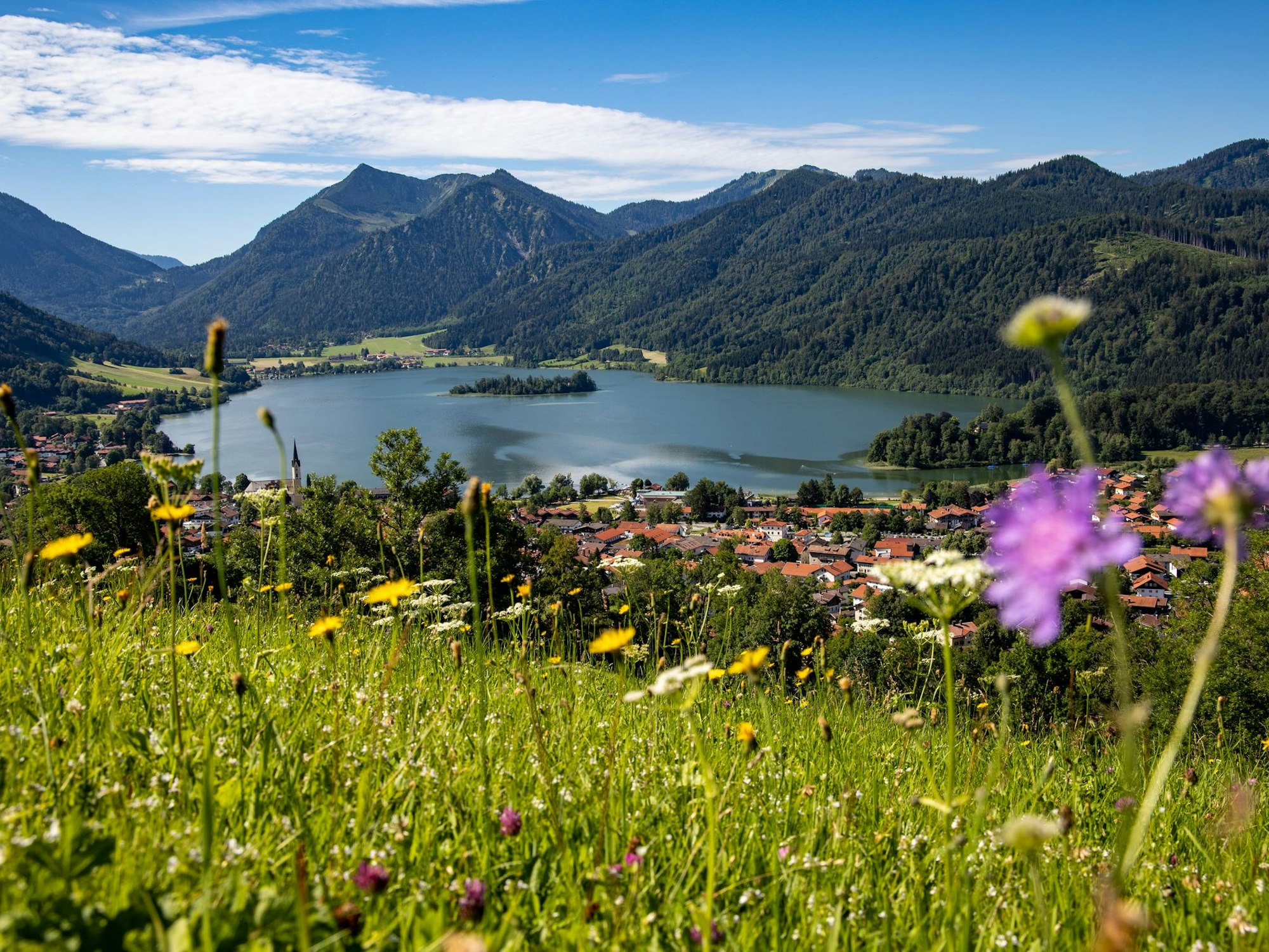 Auch der Schliersee ist aufgrund des Bergpanoramas ein schöner See in Bayern.