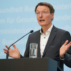 Karl Lauterbach (SPD), Bundesgesundheitsminister, spricht auf einer Pressekonferenz im Bundesgesundheitsministerium.