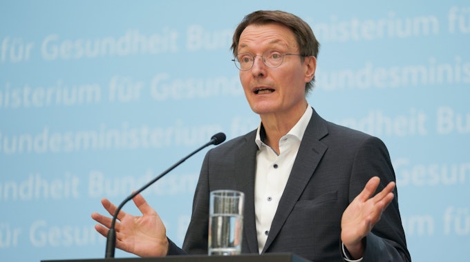 Karl Lauterbach (SPD), Bundesgesundheitsminister, spricht auf einer Pressekonferenz im Bundesgesundheitsministerium.
