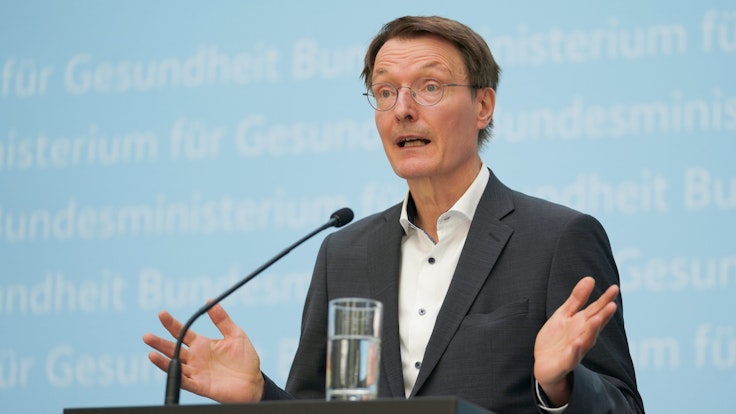Bundesgesundheitsminister Karl Lauterbach (SPD), hier bei einer Pressekonferenz am 30. Juni 2022 in Berlin, hält an den Corona-Bürgertests fest.