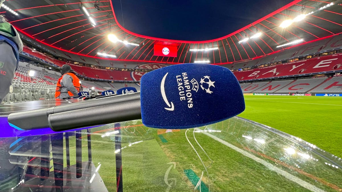 Mikrofone des Champions-League-Senders Amazone Prime liegen in der Allianz-Arena auf dem Tisch bereit.