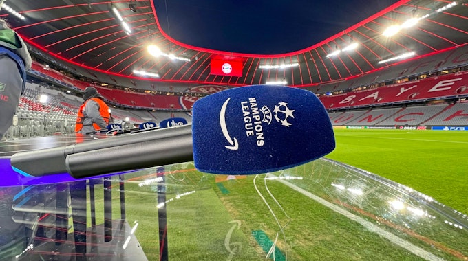 Mikrofone des Champions-League-Senders Amazone Prime liegen in der Allianz-Arena auf dem Tisch bereit.