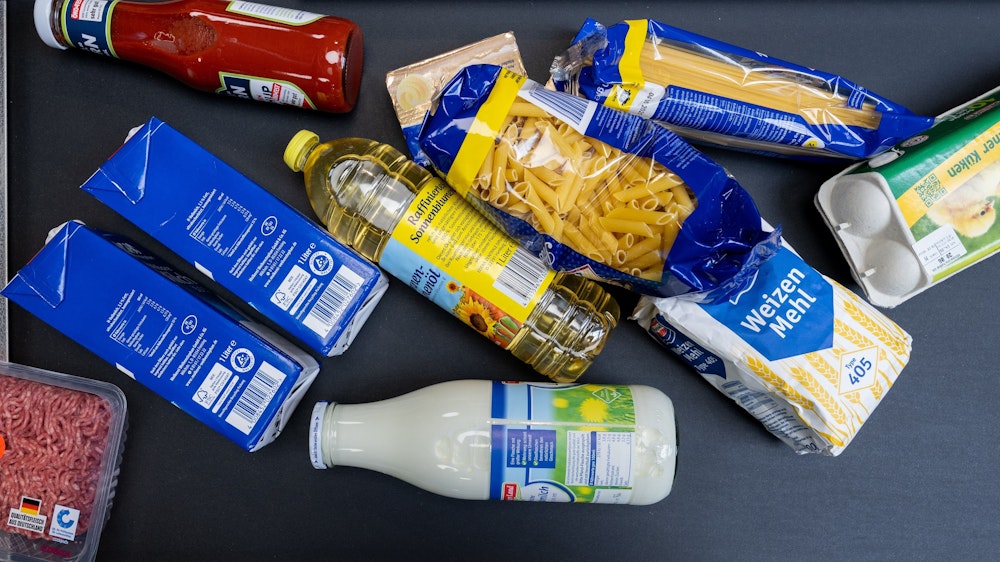 Lebensmittel, darunter Sonnenblumenöl und Getreideprodukte, liegen in einem Supermarkt in Leipzig an der Kasse auf dem Band. Der Einzelhandel plant weitere Preiserhöhungen, Bauernpräsident Joachim Rukwied sorgt sich vor allem um die Folgen bei einem Gasmangel.