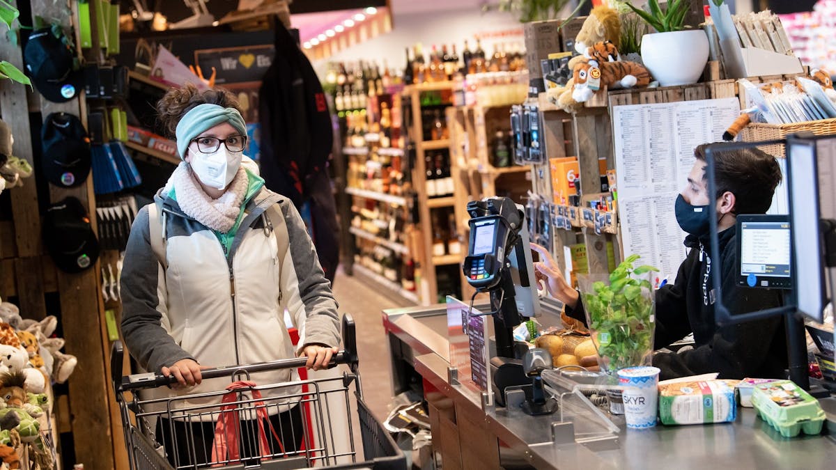 Eine Frau trägt bei ihrem Einkauf in Neubiberg (Bayern) im Januar 2021 in einem Supermarkt eine FFP2-Schutzmaske. Damals galt dort in allen Bussen, Trams sowie Geschäften eine Pflicht zum Tragen einer FFP2-Schutzmaske. Die Länder sorgen sich erneut vor einer schweren Corona-Welle im Herbst und planen härtere Maßnahmen.