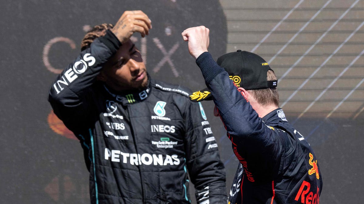 Lewis Hamilton (l.) und Max Verstappen stehen nach dem Rennen der Formel 1 in Kanada auf der Bühne
