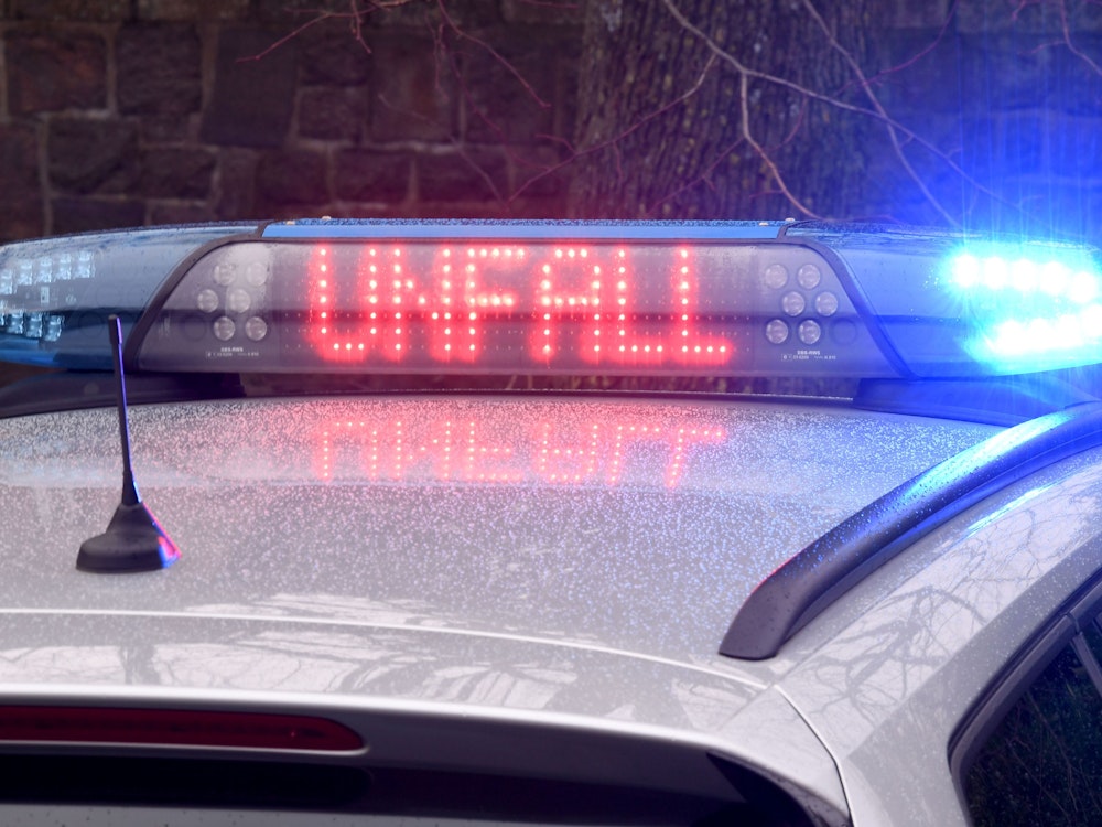 Die Leuchtschrift Unfall ist auf dem Dach eines Streifenwagens der Polizei zu sehen.