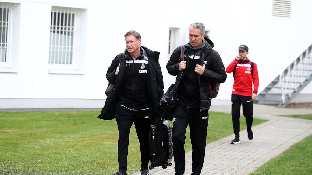 Markus Gisdol (l.) und Frank Kaspari auf dem Weg zum Bundesliga-Spiel gegen den VfL Wolfsburg am 2. April 2021.