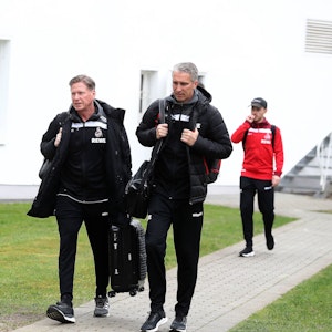 Markus Gisdol (l.) und Frank Kaspari auf dem Weg zum Bundesliga-Spiel gegen den VfL Wolfsburg am 2. April 2021.