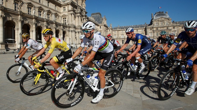 Das Peloton der Tour de France fährt durch Paris. Diesmal geht es für die Tour zum Start nach Kopenhagen und durch Dänemark.