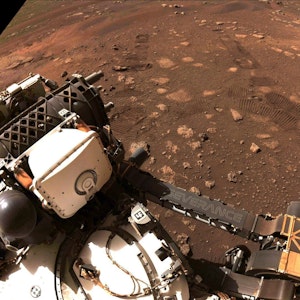 Der NASA--Rover „Perseverance“ wird Gesteinsproben vom Mars nehmen. Sie sollen Aufschluss über vergangenes Leben auf dem roten Planeten geben. Das Handout der US-Raumfahrtbehörde vom 5. März 2021 zeigt den NASA-Rover bei seiner ersten Fahrt auf dem Mars.