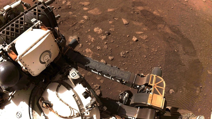 Der NASA--Rover „Perseverance“ wird Gesteinsproben vom Mars nehmen. Sie sollen Aufschluss über vergangenes Leben auf dem roten Planeten geben. Das Handout der US-Raumfahrtbehörde vom 5. März 2021 zeigt den NASA-Rover bei seiner ersten Fahrt auf dem Mars.