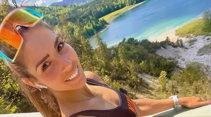 Viktoria Fürst posiert vor malerischer Berg-Kulisse für ein Selfie