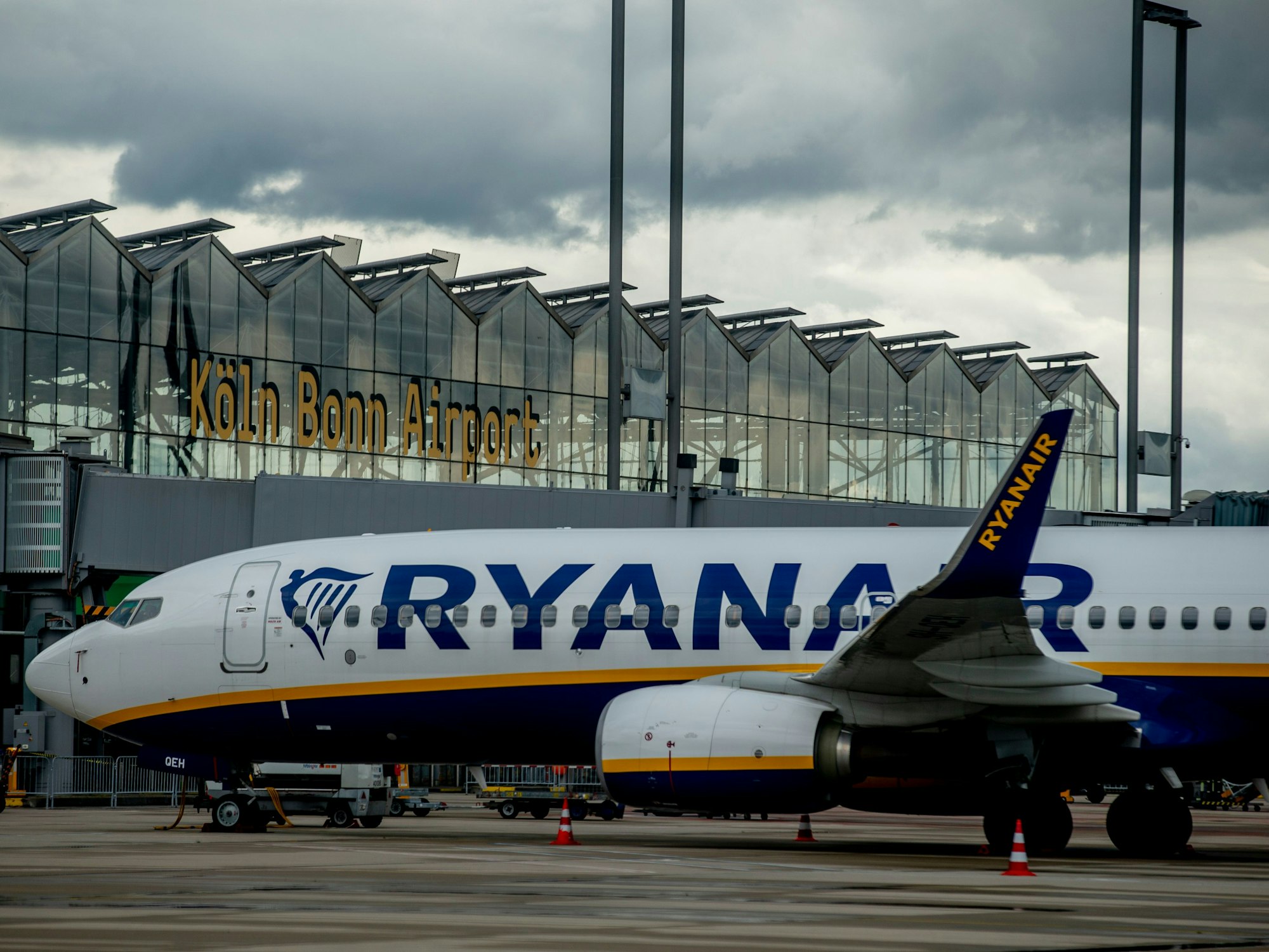 Eine Maschine der Ryanair Flotte steht vor dem Terminal  des Flughafens Köln/Bonn.