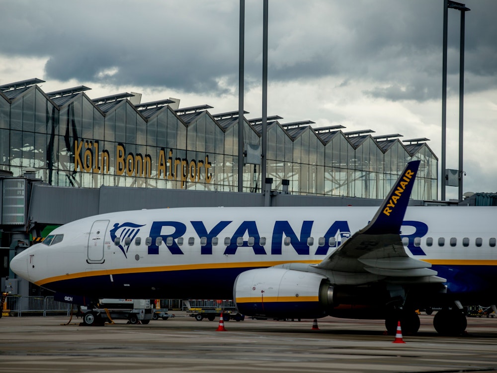 Eine Maschine der Ryanair Flotte steht vor dem Terminal des Flughafens Köln/Bonn.