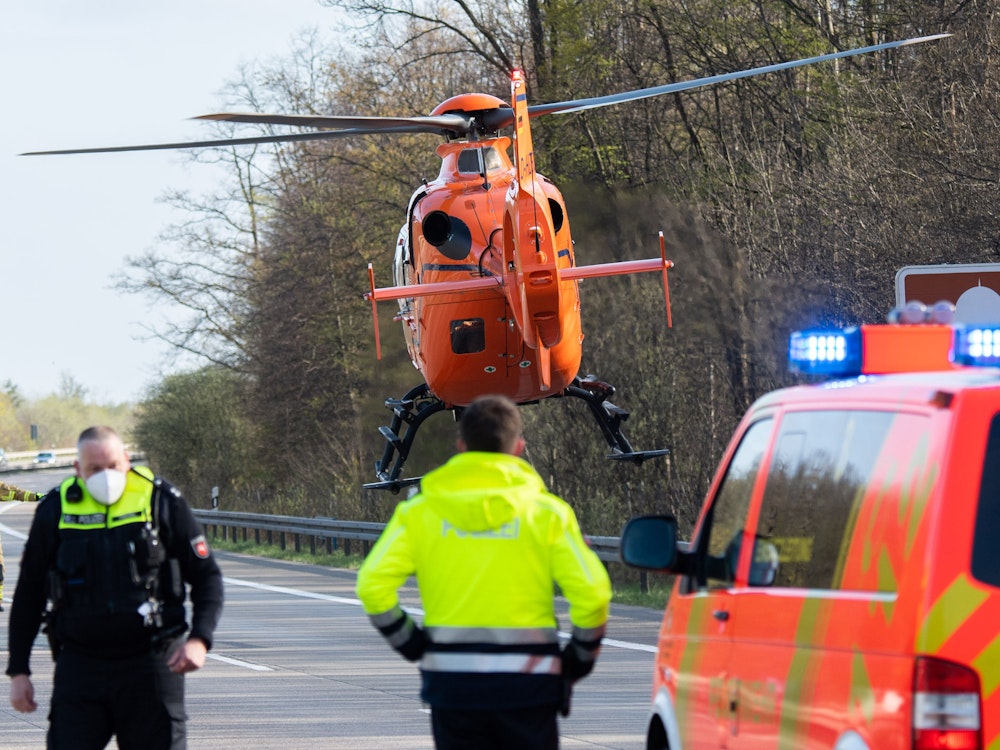 Ein Rettungshubschrauber startet am 22. April 2021 nach einem Unfall auf der Autobahn A7