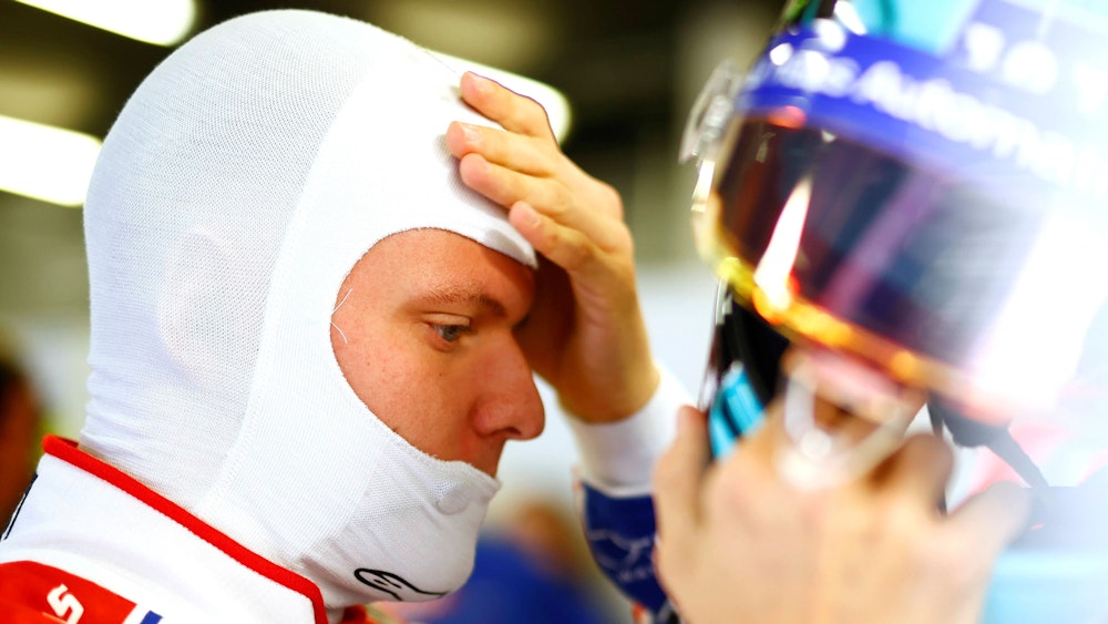 Enttäuschung für Mick Schumacher beim Qualifying der Formel 1 in Silverstone, der sich genervt an die Stirn fasst.