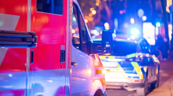 Ein Polizeifahrzeug und ein Rettungswagen stehen auf en Kölner Ringen.