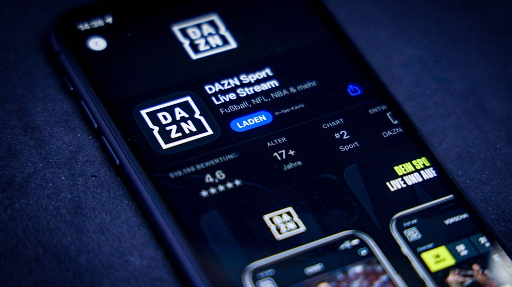 Ein Smartphone mit der DAZN-App.