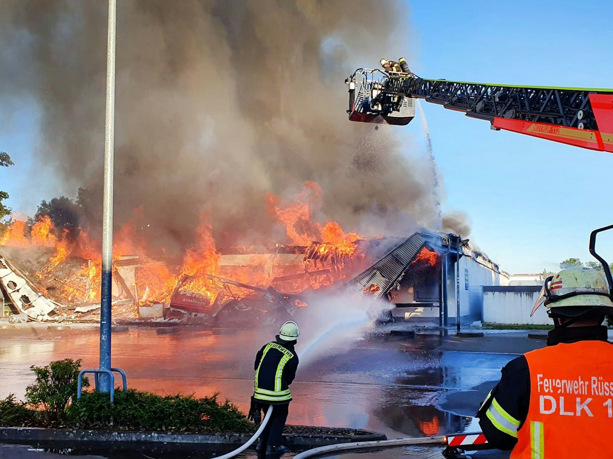 In der hessischen Stadt Rüsselsheim am Main ist am Samstag, 2. Juli 2022, ein Supermarkt abgebrannt.