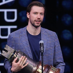 Iwan Fedotow nach seiner Wahl zum Torhüter des Jahres der abgelaufenen Eishockey-Saison mit dem Pokal in der Hand