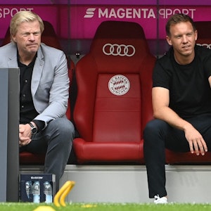Oliver Kahn und Julian Nagelsmann sitzen auf der Trainerbank in der Allianz Arena.