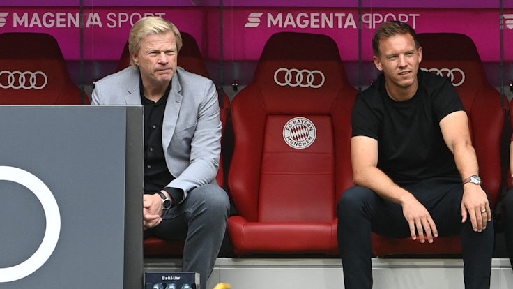 Oliver Kahn und Julian Nagelsmann schauen von der Bank des Fc bayern München aufs Spielfeld.