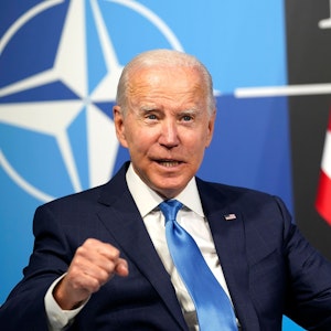 Joe Biden, Präsident der USA, spricht während eines Treffens mit dem NATO-Generalsekretär Stoltenberg auf dem NATO-Gipfel.