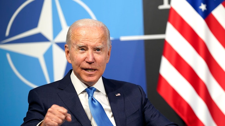 Joe Biden, Präsident der USA, spricht während eines Treffens mit dem NATO-Generalsekretär Stoltenberg auf dem NATO-Gipfel.