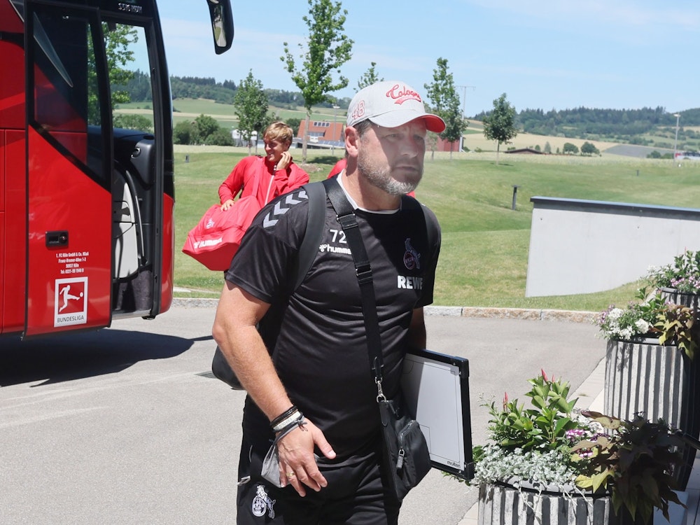 Steffen Baumgart geht bei der Ankunft im Trainingslager vom Teambus in die Hotelanlage.