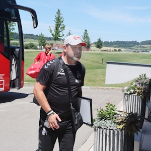 Steffen Baumgart geht bei der Ankunft im Trainingslager vom Teambus in die Hotelanlage.