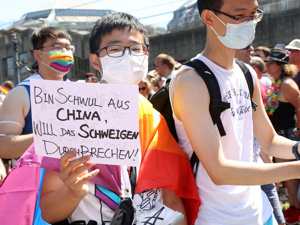 Ein Demo-Teilnehmer hielt ein Schild mit der Aufschrift „Bin schwul aus China, will das Schweigen durchbrechen“ in der Hand.