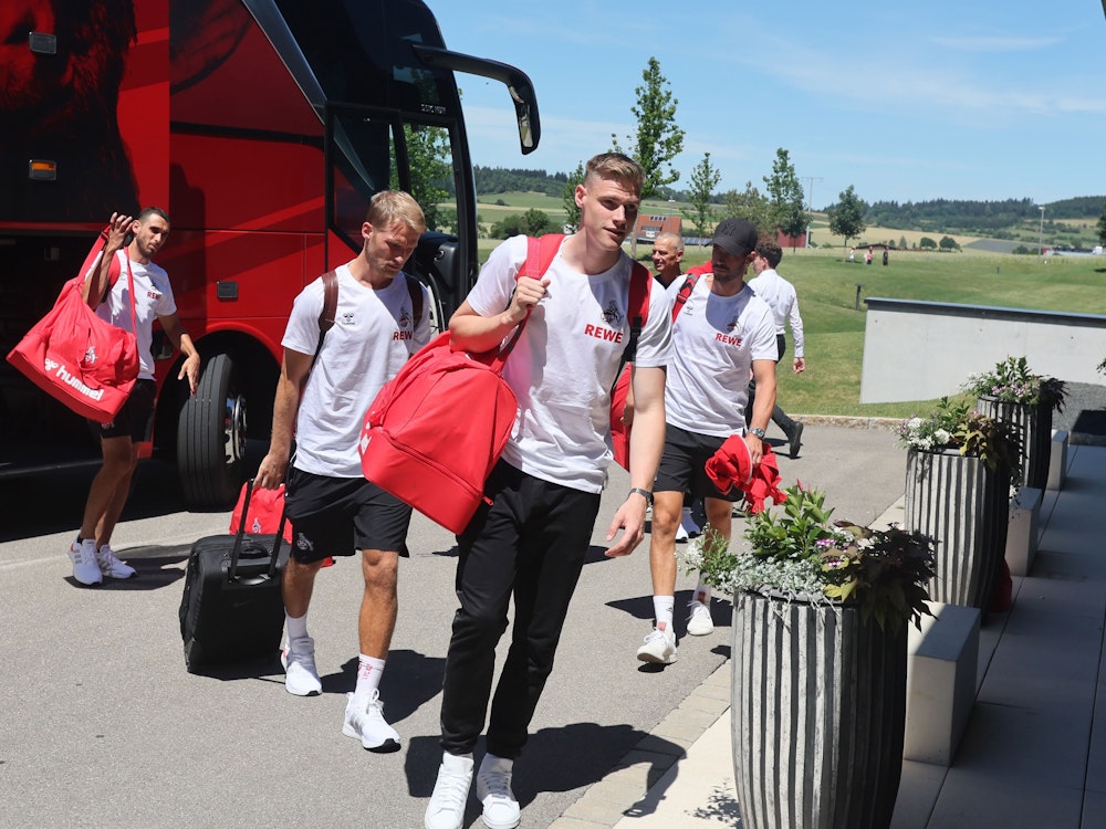 FC-Nezugang Steffen Tigges vor Mark Uth, Ellyes Skhiri, und Sebastian Andersson auf dem Weg ins Hotel.