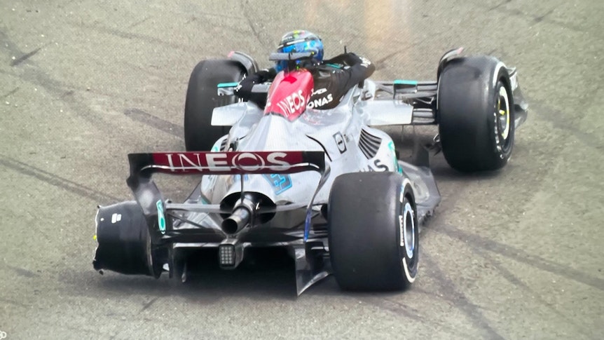 Mercedes-Star George Russell nach dem heftigen Crash am Sonntag (3. Juli 2022) beim Großen Preis von Großbritannien in Silverstone.