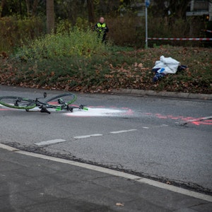 Ein Fahrrad liegt nach einem Unfall auf einer Straße.