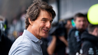 Hollywood-Star Tom Cruise hat beim Besuch des Formel-1-Rennens in Silverstone am Sonntag (3. Juli 2022) einen Profi von Borussia Mönchengladbach in der Boxengasse getroffen. Das Foto zeigt ihn Lächelnd.