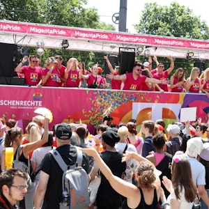 02.07.2022 Köln: Christopher Street Day in Köln/ColognePride Demonstration 2022 Wagen für Menschenrechte (Telekom)