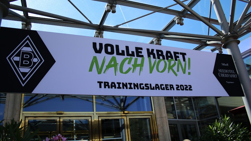 Volle Kraft nach vorn! Mit diesem Banner sind die Profis von Fußball-Bundesligist Borussia Mönchengladbach am Sonntag (3. Juli 2022) bei der Ankunft am Teamhotel in Rottach-Egern begrüßt worden. Das Hotel heißt Seehotel Überfahrt am Tegernsee.