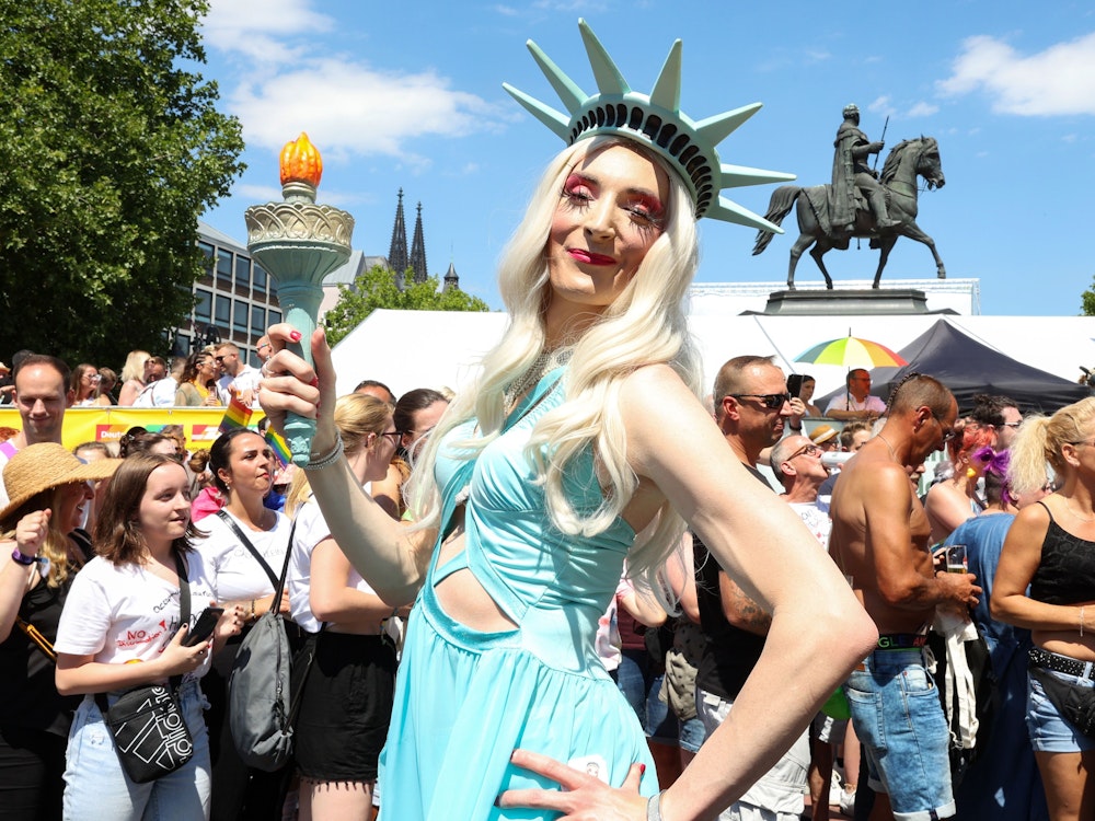 Menschen aus der LGBTQI+-Community kamen nicht nur aus ganz Deutschland nach Köln, auch internationale Besucherinnen und Besucher ließen sich die drittgrößte Pride-Parade Europas nicht entgehen.