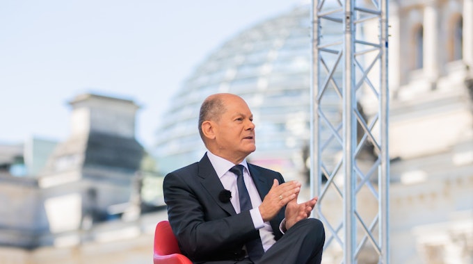 Bundeskanzler Olaf Scholz (SPD) spricht beim ARD-Sommerinterview auf der Terrasse des Marie-Elisabeth-Lüders-Hauses.