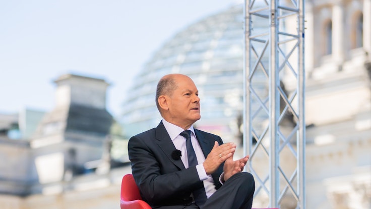 Bundeskanzler Olaf Scholz (SPD) spricht beim ARD-Sommerinterview auf der Terrasse des Marie-Elisabeth-Lüders-Hauses.