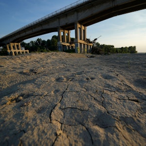 Risse sind im Erdreich eines Flussbettes in Italien zu sehen, das Land wird derzeit von einer extremen Dürre geplagt.