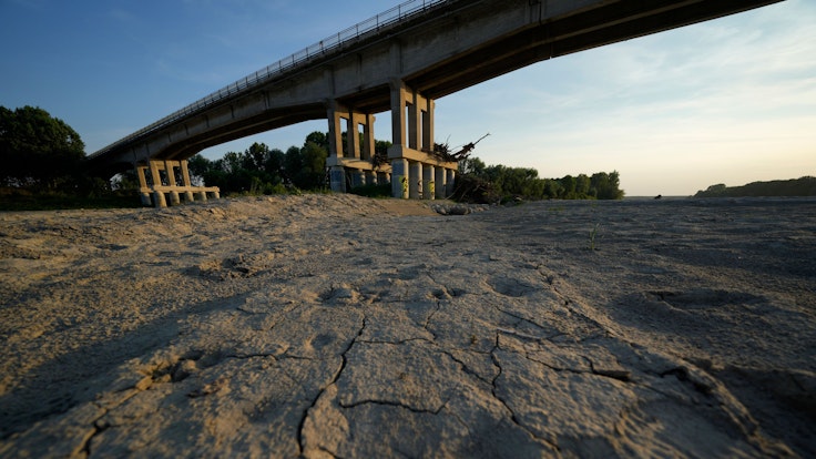 Risse sind im Erdreich eines Flussbettes in Italien zu sehen, das Land wird derzeit von einer extremen Dürre geplagt.