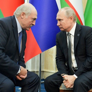 Wladimir Putin (r), Präsident von Russland, und Alexander Lukaschenko, Präsident von Weißrussland, sprechen am Rande des Gipfels der Shanghaier Organisation für Zusammenarbeit.