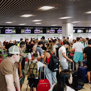 Passagiere warten im Terminal 1 des Flughafens Adolfo Suarez Madrid Barajas in Madrid an den Check-in-Schaltern einer Fluggesellschaft.