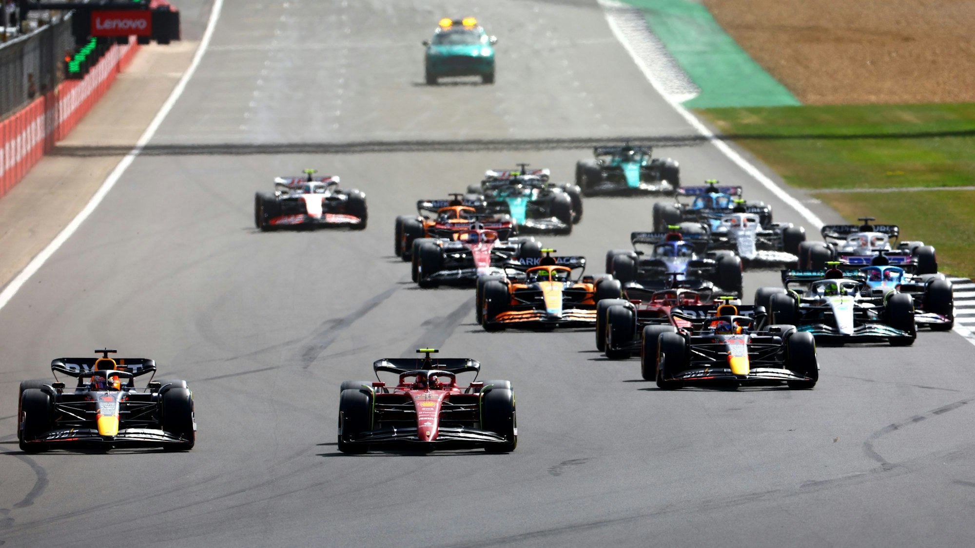 Max Verstappen führt das Feld beim Formel-1-Rennen in Silverstone an