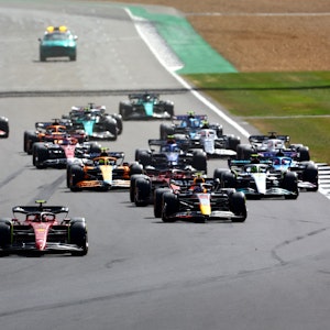 Max Verstappen führt das Feld beim Formel-1-Rennen in Silverstone an