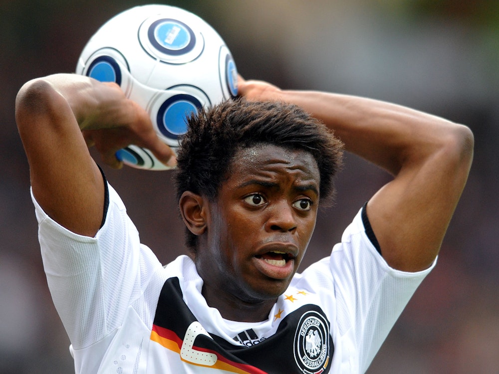 U17-Nationalspieler Bienvenue Basala-Mazana wirft für Deutschland den Ball ein.