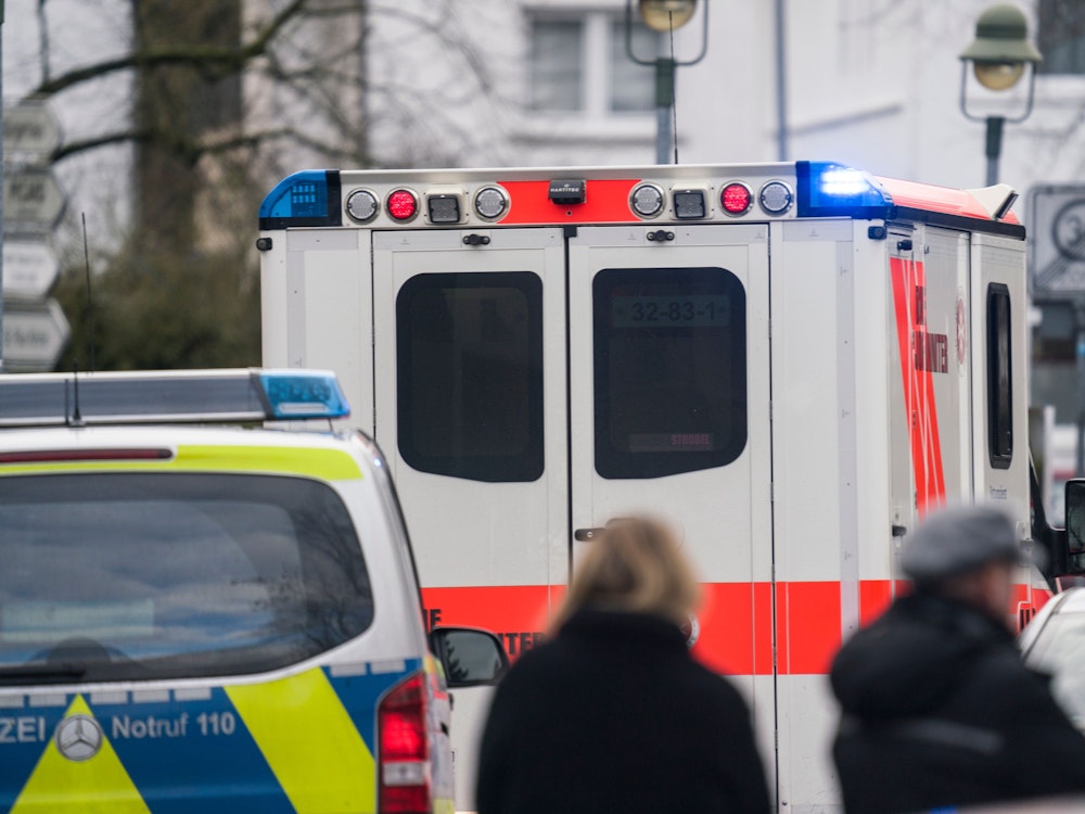 Ein Rettungs- und Polizeiwagen stehen am 14. Februar 2020 mit Blaulicht auf einer Straße in Hessen.