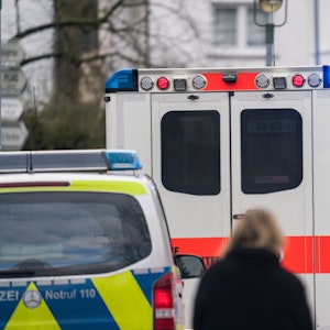 Ein Rettungs- und Polizeiwagen stehen am 14. Februar 2020 mit Blaulicht auf einer Straße in Hessen.