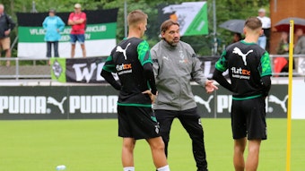 Daniel Farke (M.), Trainer von Borussia Mönchengladbach, bei der ersten Übungseinheit der Fohlen-Elf am Montag (4. Juli 2022) in Rottach-Egern. Im Hintergrund schauen Fans zu.